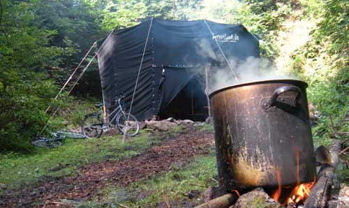 Kochtopf auf dem Lagerfeuer vor der Jurte