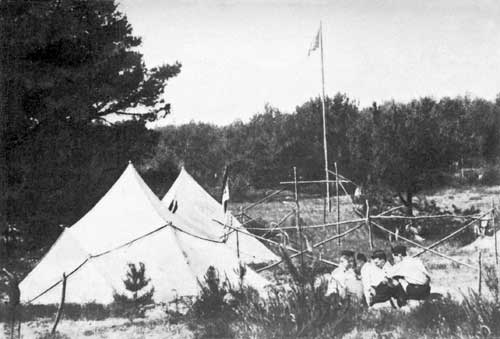 Typische Zelte aus Viereckplanen