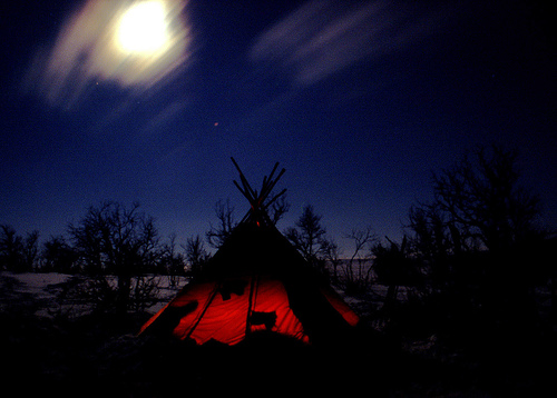 Lavvu im Mondlicht von Morten Kleveland