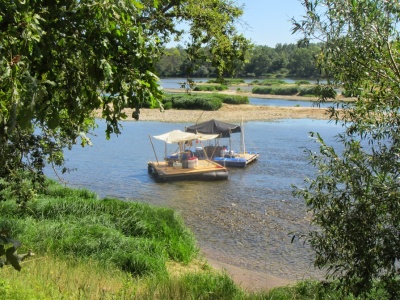 Oft ist die Loire breit und flach und mancher Wasserarm wird zu seicht für die Floße