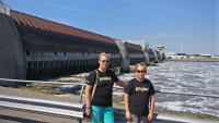 Birgit und Erik mit dem T-Shirt von Jurtenland am Eidersperrwerk, Sommer 2018